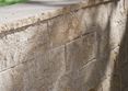 Schönes Schichtmauerwerk aus Travertin-Steinen Schrägansicht auf Travertin-Mauer