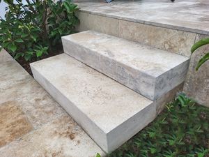 Travertin_Blockstufe_Treppe_Nahaufnahme