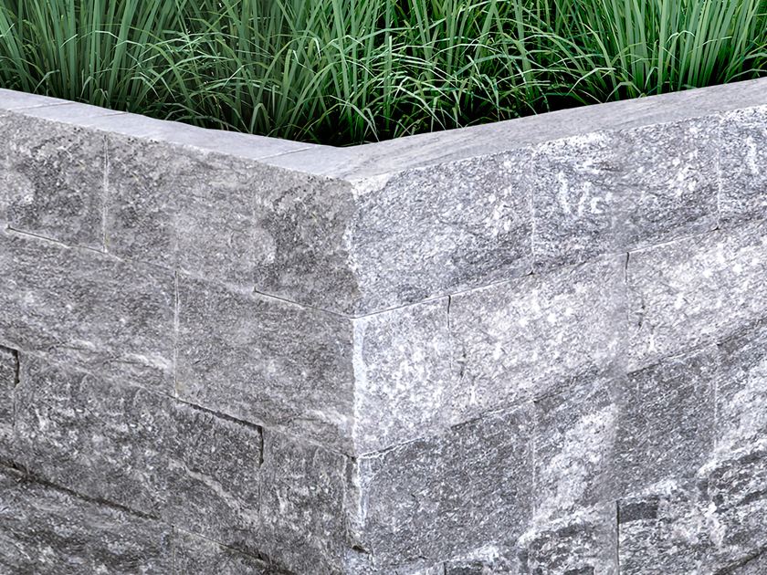 Mauersteine Gneis Urban Grey Line mit Gras