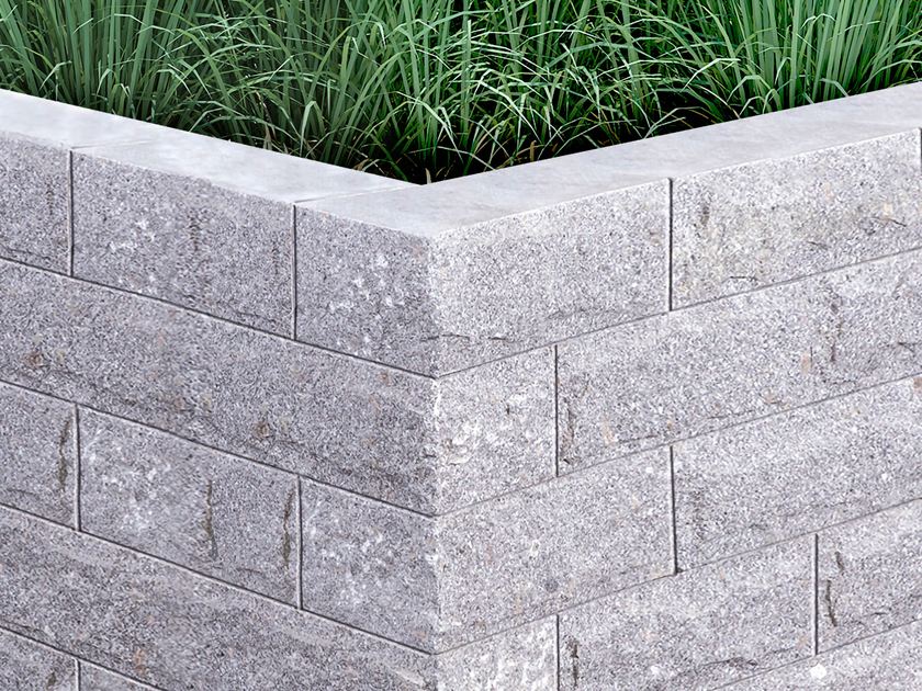 Mauersteine Granit Silver Rustica mit Gras