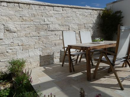 Mauersteine Tarvertin Medium Select Rustic mit Terrasse