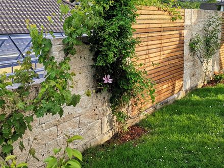 Travertin_Mauer_Medium_Select_Rustic_Sichtschutz_Holz_Mauer