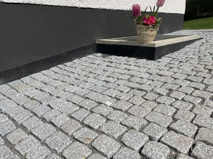 Pflastersetein_Granit Silver_Rustice_Einfahrt_Blumen