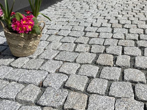 Pflastersetein_Granit Silver_Rustice_Einfahrt_nah_Blumen