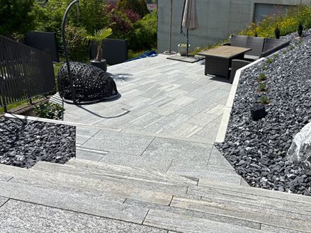 Gneis_UGL_Rasenkanten_Terrassenplatten_Treppenanlage_Ausblick