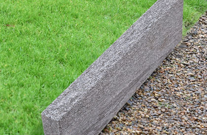 Rasenkante Gneis Urban Grey Line mit Gras und Kies_Ausschnitt_Banner