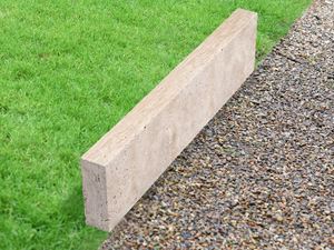 Rasenkante Travertin Medium Select mit Rasen und Kies