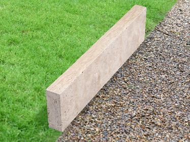 Rasenkante Travertin Medium Select mit Rasen und Kies