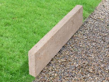 Rasenkante Travertin Medium mit Rasen und Kies