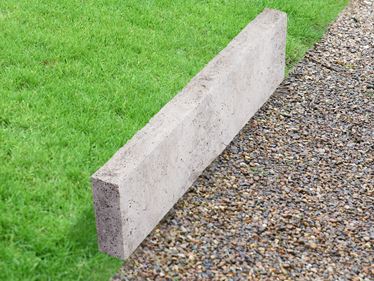Rasenkante Travertin Silver mit Gras und Kies