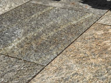 Terrassenplatte Gneis Luserna  Schrägaufnahme nah