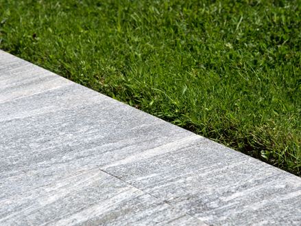 Granitplatten Urban Grey Line neben Rasen