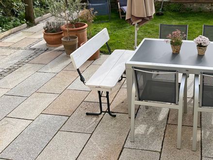 Granit_Terrassenplatte_Girona_Antique_Sitzgruppe_Gartenblick