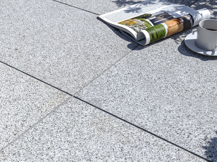 Terrassenplatte Granit Silver Classico  mit Zeitschrift und Kaffeetasse