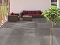Moderne Optik für Outdoor: Bluestone Bali Terrassenplatten in Kalksteinoptik Bluestone Bali mit roter Couch auf der Terrasse