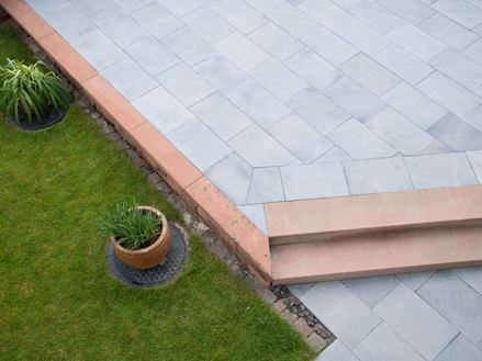 Terrasse aus Kalkstein mit Gras und Pflanzen