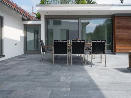 Moderne Terrasse mit Blausteinplatten Azur