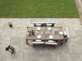 Modernes Outdoor-Paradies: Concrete Sand Beigefarbene Betonoptik-Platten Concrete Sand mit Terrasse, Tisch und Stühlen