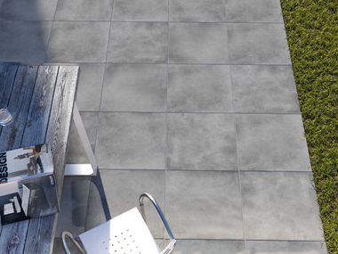 Ansicht Terrasse mit Betonoptikplatten Ombra, Rasenanschnitt und Outdoormöbeln