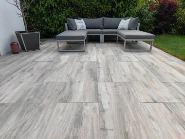 Terrassenplatten aus Feinsteinzeug in Holzoptik Canada Lake mit Liegen