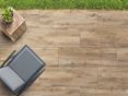 Terrasse mit Liegestuhl und Holzoptikplatten Canada Sky