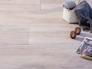 Schoene Holzoptik-Platten Canada_Sky mit Korb und Decke