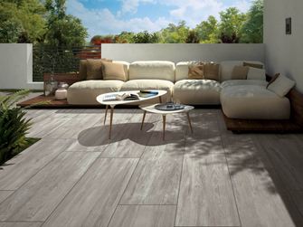 Moderne Terrasse mit angrenzendem Garten Terrassenplatten in Holzoptik