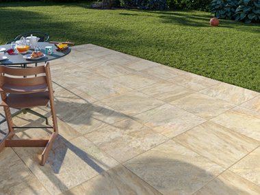 Ansicht Terrasse mit Quarzitoptikplatten Bern
