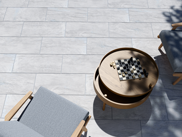 Ansicht Terrasse mit Quarzitoptikplatten Monro Light mit Outdoormöbeln
