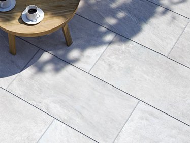 Draufsicht Quarzitoptik Terrassenplatte Monro Light mit Kaffeetisch