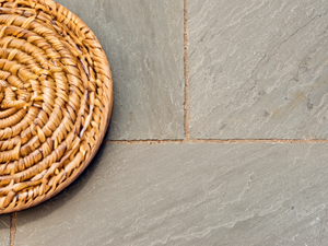Tablett und Gläser auf grauen Sandsteinplatten Kandla Grey von oben