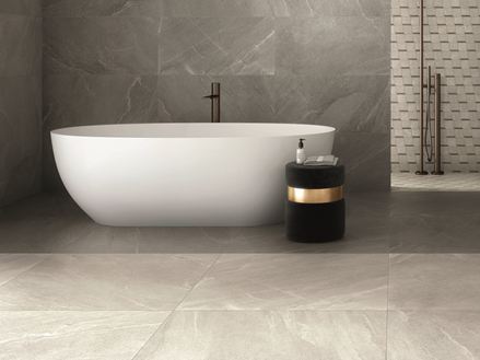 Badezimmer mit Schieferoptik-Platten Canyon Pearl in Hellgrau und Beige