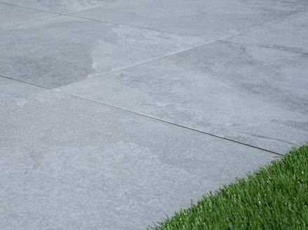 Alpine Grey Terrassenplatten in heller Schieferoptik mit Rasen-Kante