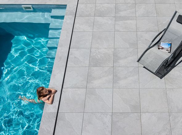 Banner_gespiegelt_Maedchen-im-Pool-bei-Alpine-Grey-Terrasse-SN