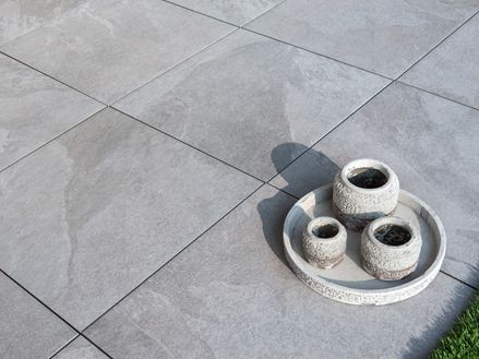 Hellgraue Feinsteinzeug Platten Alpine Grey mit Deko