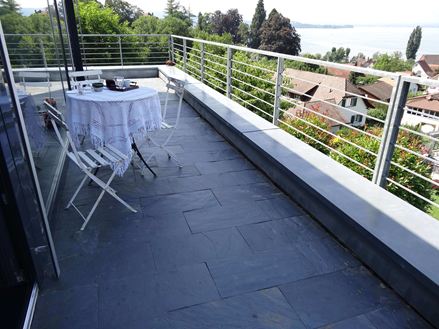 Moderner Balkon mit Schiefer Black Rustic-Platten