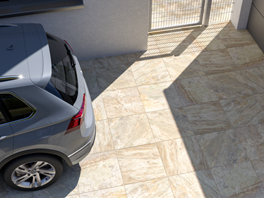 Terrasse mit Quarzitoptikplatten Bern 3cm mit Auto und Terrassentür