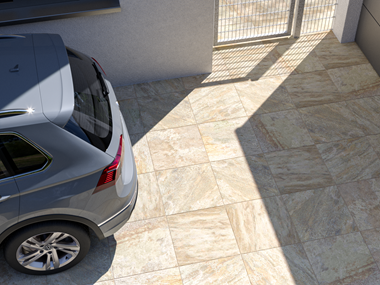 Terrasse mit Quarzitoptikplatten Bern 3cm mit Auto und Terrassentür