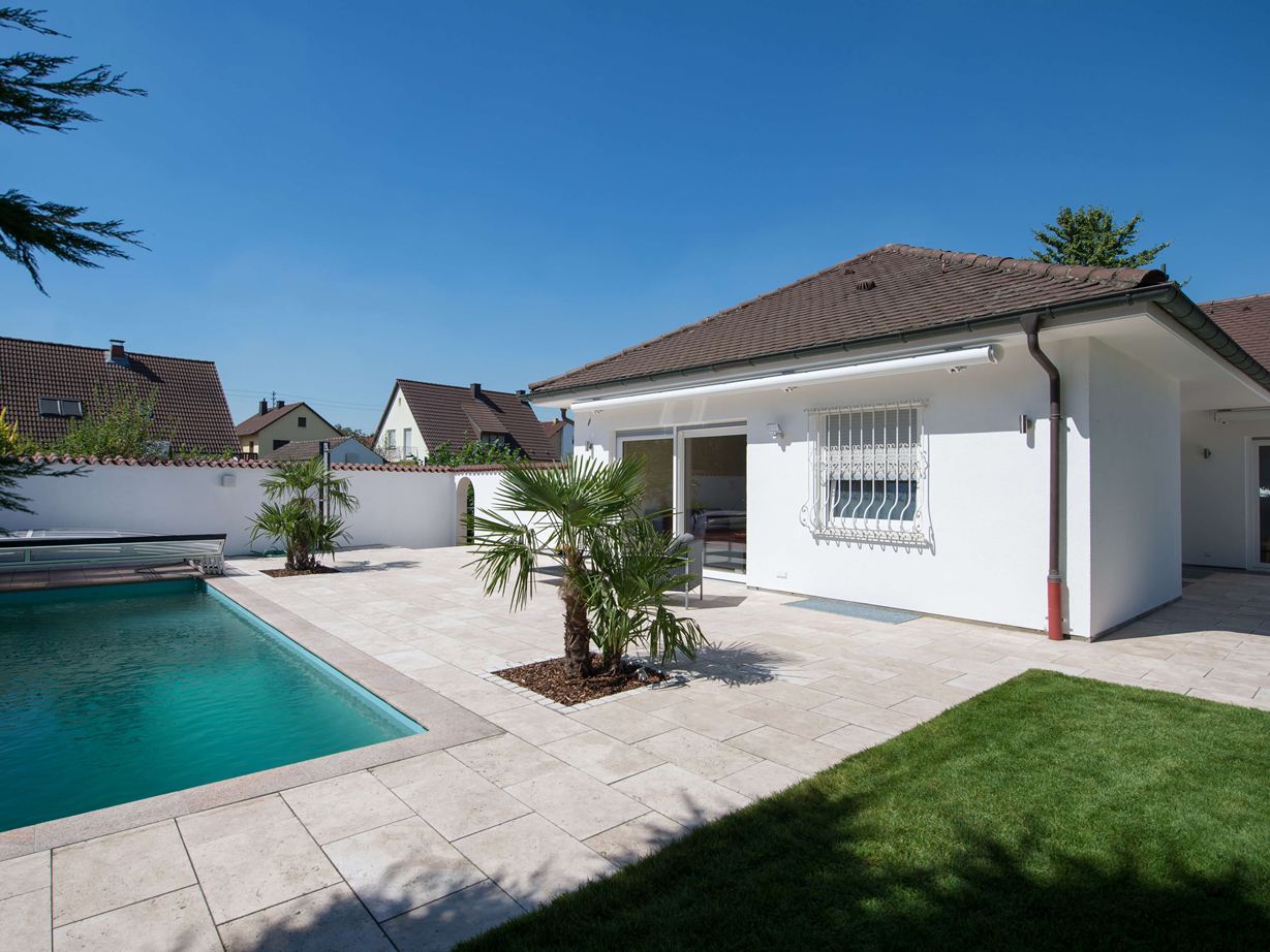 Wohnhaus und Terrasse mit Travertin Medium Line-Platten