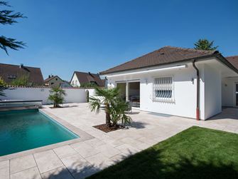 Wohnhaus und Terrasse mit Travertin Medium Line-Platten