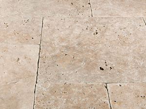 Detailaufnahme von beigen Travertinplatten Medium