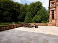 Sonnige Terrasse mit unverbauter Aussicht ins Grüne Große Terrasse mit Travertinplatten Medium und Wald im Hintergrund