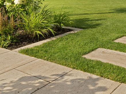 Travertin-Platten Natura mit Beetumrandung und Trittplatten