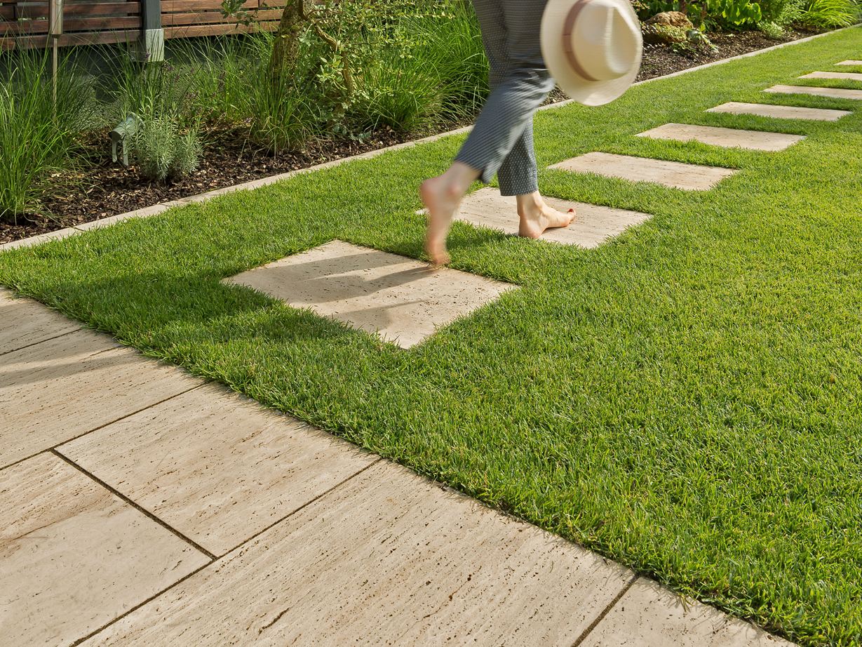 Travertin-Platten Natura mit Füßen laufen über Platten