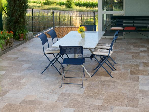 Travertin Noce-Terrasse mit Gartentisch