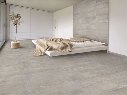 Schlafzimmer mit Betonoptik-Fliesen Concrete Clay in hellgrau