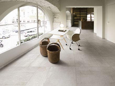Modernes Büro mit den beigefarbenen Fliesen in Betonoptik Concrete Sand
