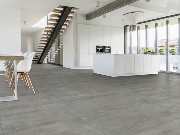 Modernes Esszimmer, Treppe und Tisch mit Betonoptik-Fliesen Concrete Smoke in dunkelgrau