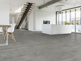 Modernes Esszimmer, Treppe und Tisch mit Betonoptik-Fliesen Concrete Smoke in dunkelgrau