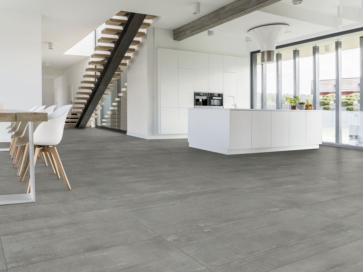 Modernes Esszimmer, Treppe und Tisch mit Betonoptik-Fliesen Concrete Smoke in dunkelgrau